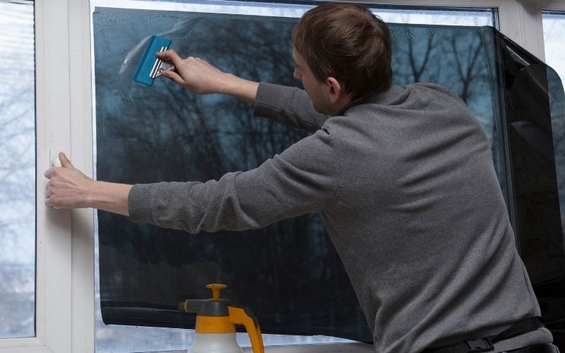 Cách dán decal kính không bị nhăn