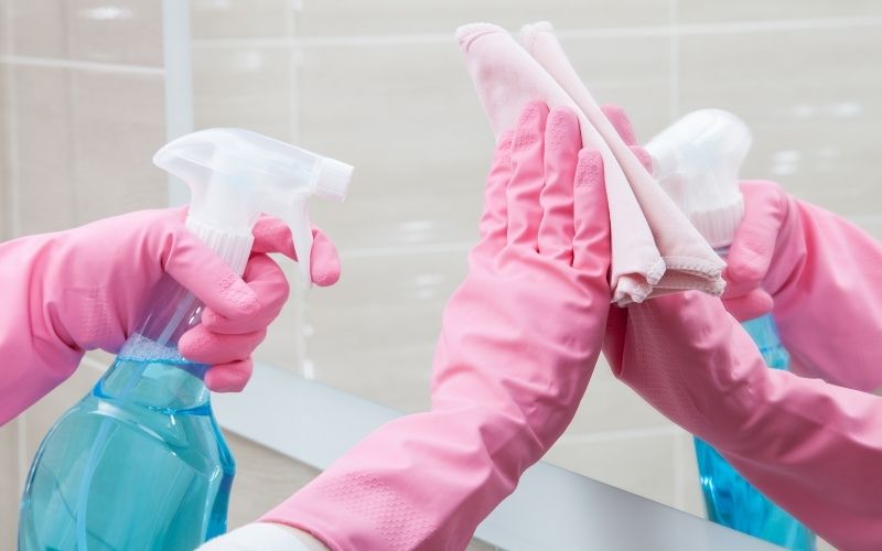 Sử dụng nước lau kính vệ sinh gương