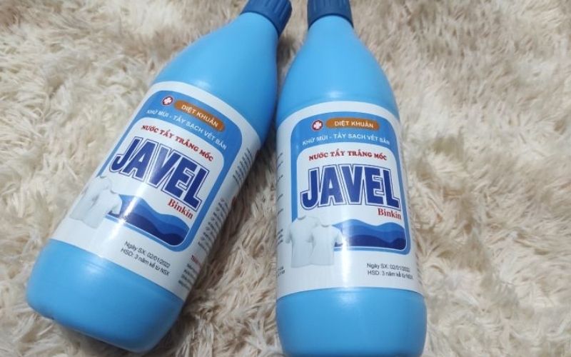 Cách tẩy vết ố vàng trên tường nhà tắm bằng javen