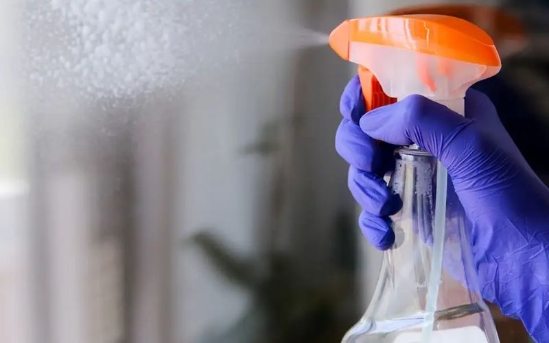 tẩy cặn canxi trên kính bằng nước chuyên dụng
