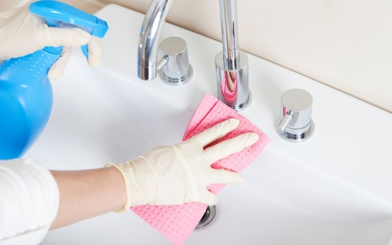 cách vệ sinh bồn rửa mặt bằng chất tẩy