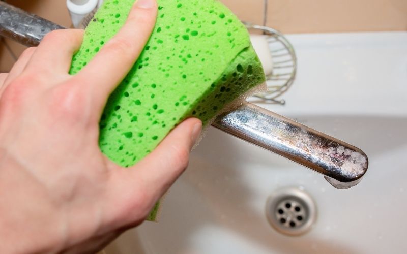 Cách tẩy cặn canxi bằng chanh và muối