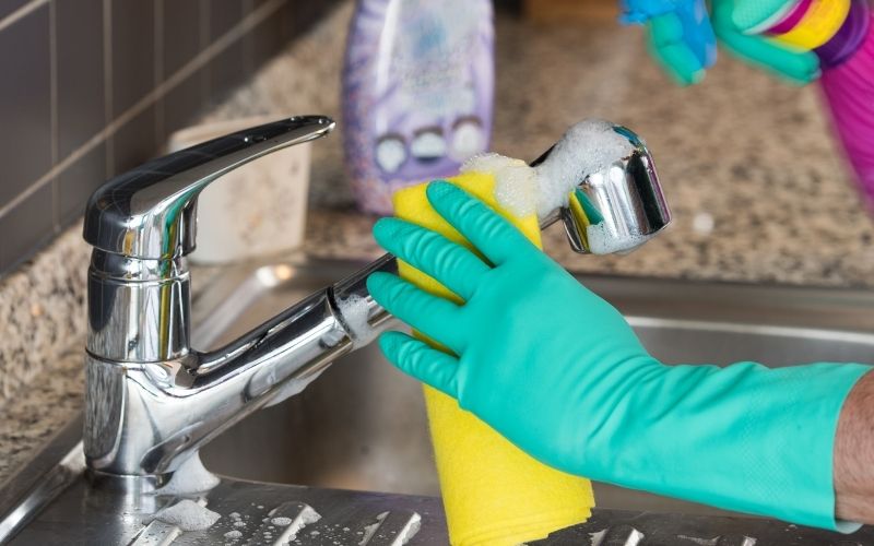 tẩy cặn canxi trên vòi nước