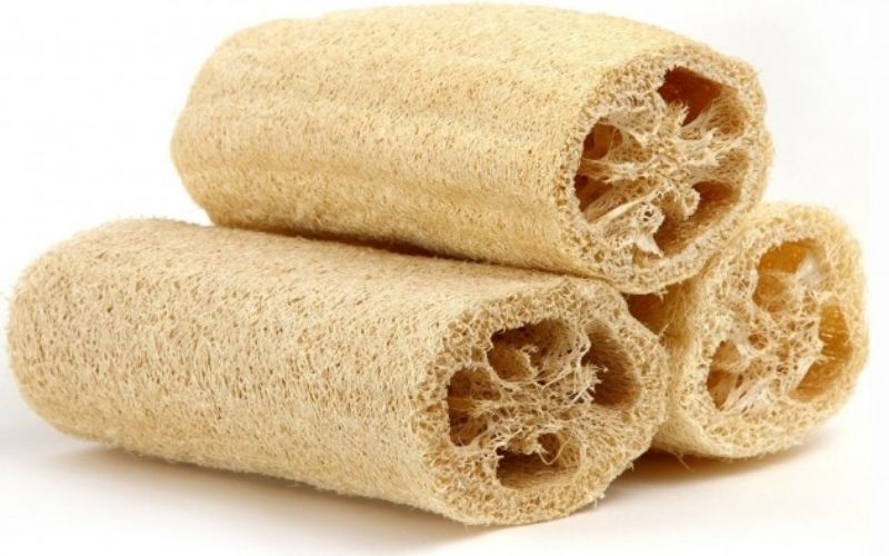tẩy cặn canxi trên kính bằng xơ mướp