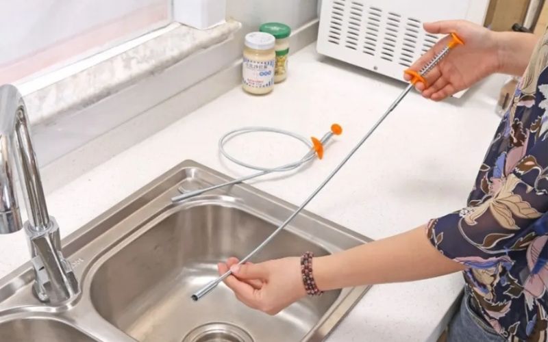 dùng lo xo thông tắc lavabo