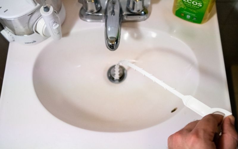 dùng xương cá thông tắc bồn rửa mặt