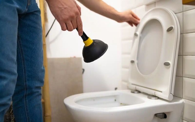xử lý bồn cầu bị tắc