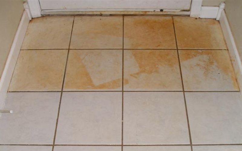 nhà vệ sinh bị ố vàng
