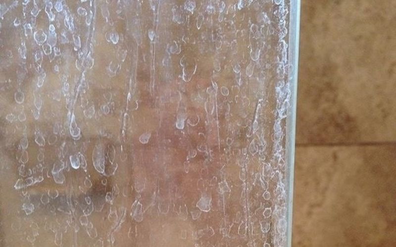vệ sinh vách tắm kính