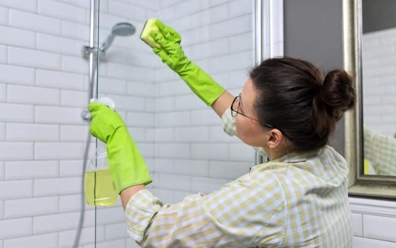 vệ sinh vách tắm kính bằng giấm