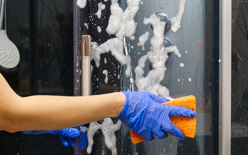 vệ sinh vách tắm kính bằng baking soda