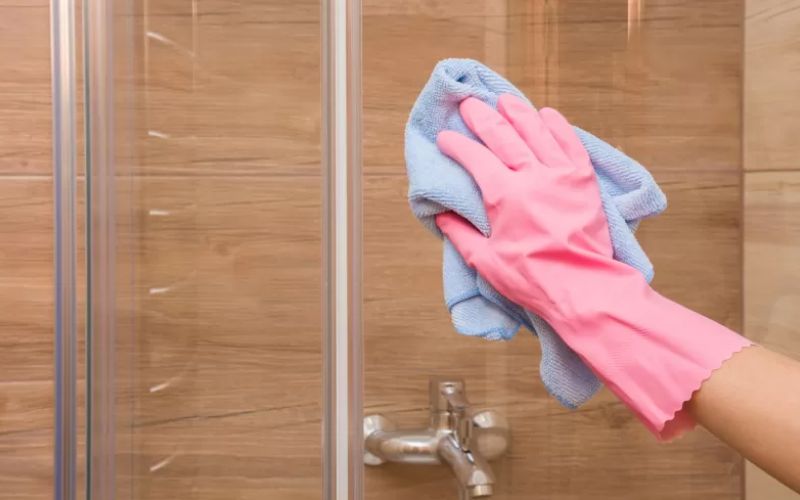 vệ sinh vách tắm kính