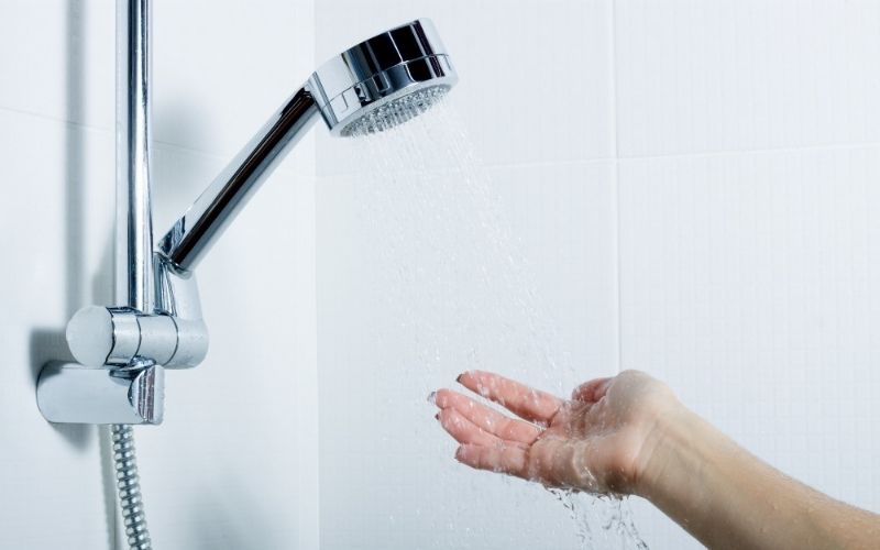 vòi sen chảy yếu