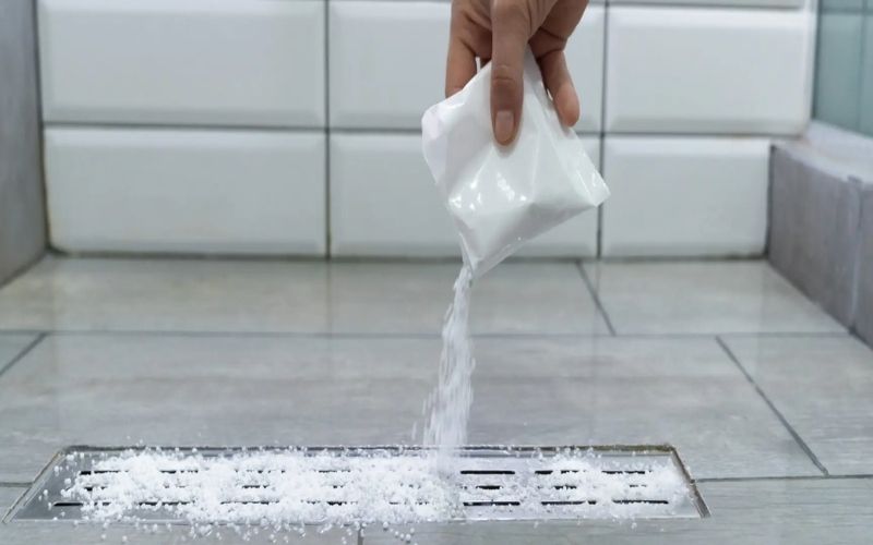thông cống nhà tắm bị tắc bằng baking soda
