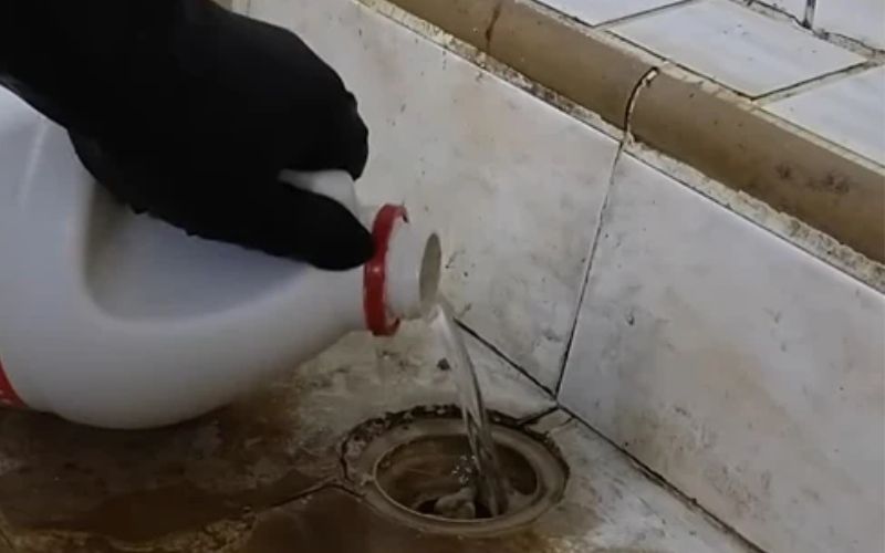 thông cống nhà tắm bị tắc bằng hóa chất