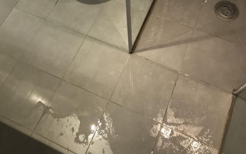 sàn nhà tắm bị đọng nước