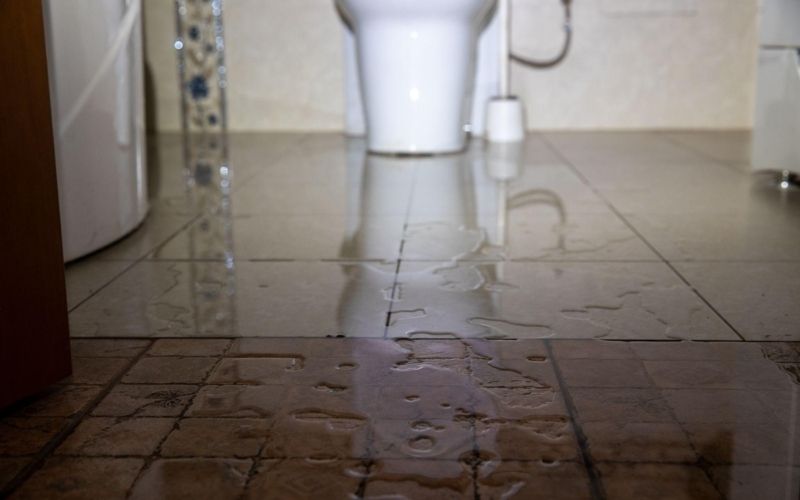 sàn nhà tắm bị đọng nước