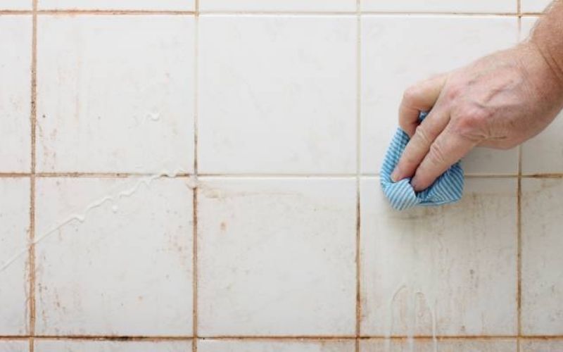 Cách vệ sinh sàn nhà tắm bị mốc đen, tẩy nấm mốc đen