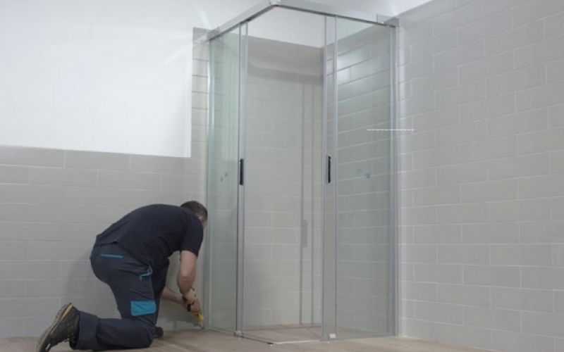 quy trình lắp đặt phòng tắm kính