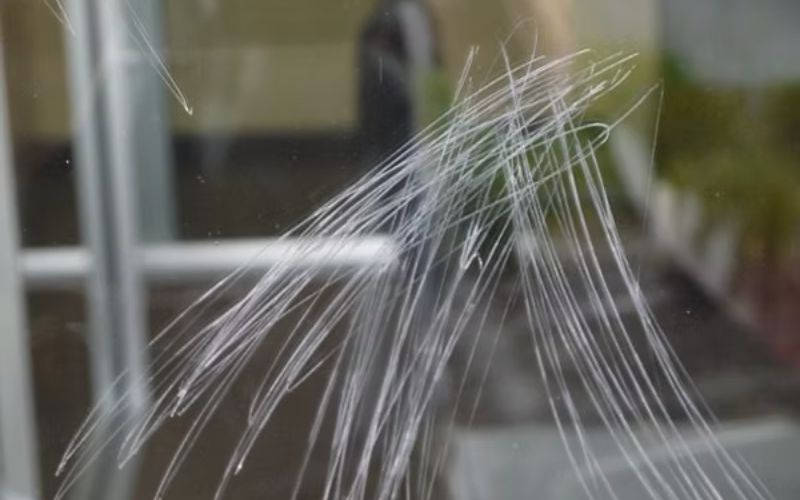 loại bỏ vết xước trên cửa kính phòng tắm kính