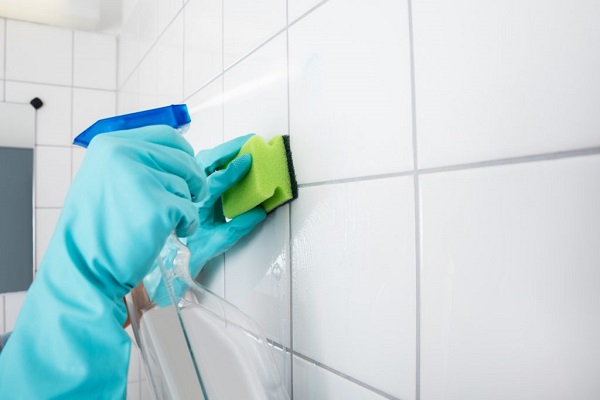 Tẩy gạch men nhà vệ sinh