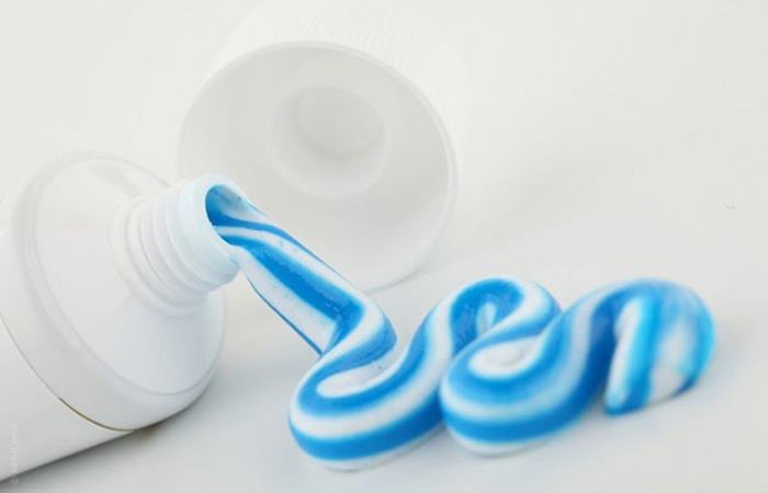 Tẩy gạch men nhà vệ sinh