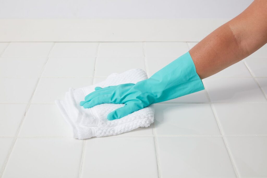 tẩy gạch men nhà vệ sinh