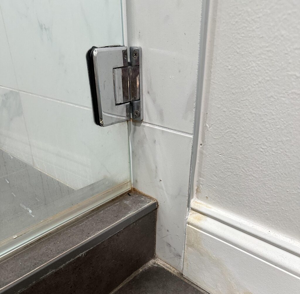 phòng tắm kính bị rò nước